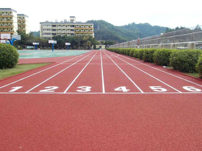 塑膠跑道泡水是否發黑？